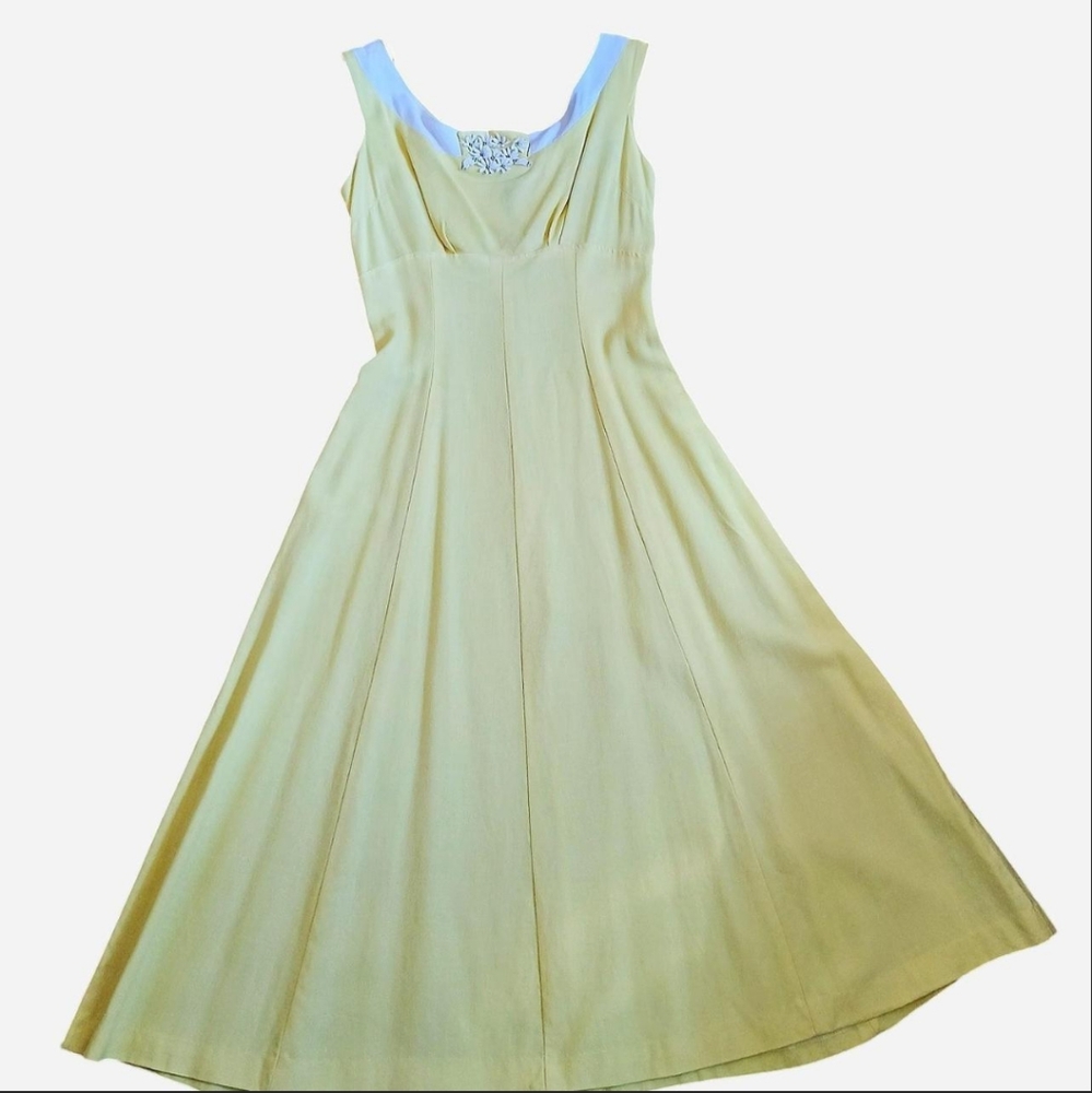 ⭐️ Vintage Beautiful Sleeveless yellow dress with white flowers ⭐️